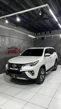 TOYOTA HILUX SW4 2.8 SRX DIAMOND 4X4 7 LUGARES 16V TURBO INTERCOOLER DIESEL 4P AUTOMÁTICO TOYOTA HILUX SW4 2.8 SRX DIAMOND 4X4 7 LUGARES 16V TURBO INTERCOOLER DIESEL 4P AUTOMÁTICO